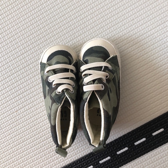 Baby gap toddler shoes - Picture 2 of 4